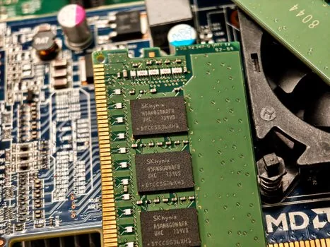 laptop specification page showing RAM 32GB GPU memory and AI PC badge