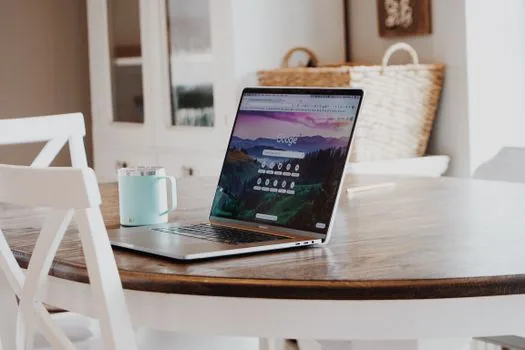 Windows laptop downloading DiscordSetup.exe with browser download bar visible