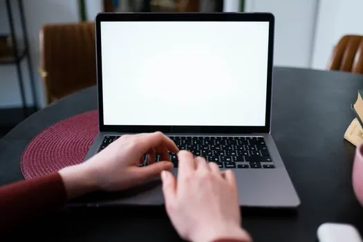 a Korean office desk with a Windows 11 laptop showing a screen recording control overlay, one hand pressing keyboard shortcuts, bright natural light, editorial technology photography, no logos, no text