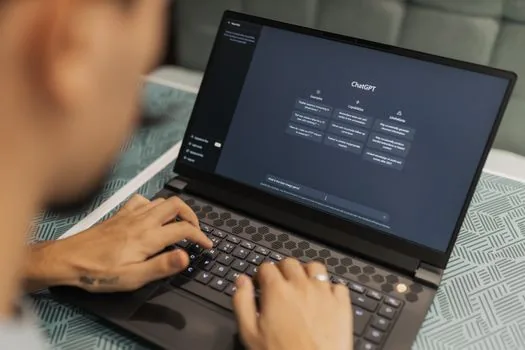 AI laptop product page showing 16GB 32GB RAM and 512GB 1TB SSD option comparison on bright desk