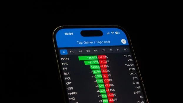 Android mobile data usage chart and app update list checked side by side, realistic smartphone photo | 모바일 데이터 사용량과 앱 업데이트 목록을 확인하는 장면