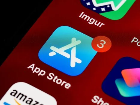 Android phone Play Store settings network preferences auto update apps screen, realistic desk photo, no logo close-up | Play 스토어 자동 업데이트 설정을 확인하는 장면