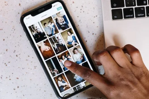 Android phone sending photos to Windows laptop using Quick Share as wireless fallback