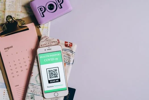 Apple devices near each other on a desk with Wi-Fi settings and QR code sharing concept, realistic daylight, no readable private data | 가까운 거리에서 Wi-Fi 암호 공유와 QR 코드 대안을 확인하는 장면