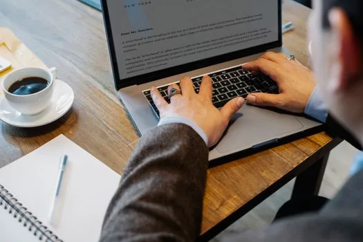 Chrome downloads page on a Windows laptop with a warning row and security checklist notebook, realistic Korean desk tutorial photo | 크롬 다운로드 경고 문구를 확인하는 장면