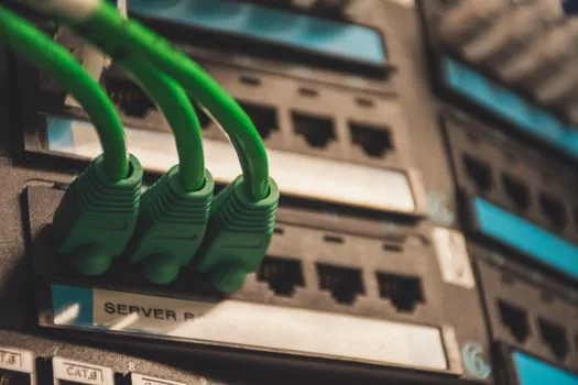 Close realistic view of liquid cooling manifold, server rack temperature display, and water usage effectiveness chart, clean data center technology photo | 서버 냉각 방식과 물 사용 지표를 비교하는 장면