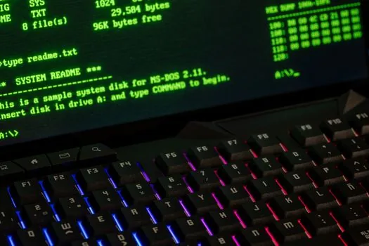 close view of Windows 11 command prompt on laptop with network troubleshooting notes and Wi-Fi router in background, realistic photo no readable fake text | 윈도우 11 명령 프롬프트에서 DNS 캐시 삭제 명령을 입력하는 장면