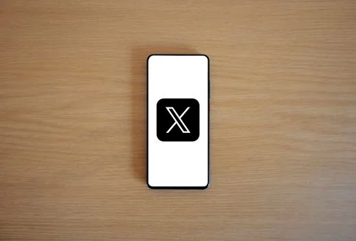 Galaxy phone quick settings panel with modes icon and silent toggle, user checking notification shade at home desk, realistic photo, no readable brand logo | 갤럭시 빠른 설정에서 모드와 무음 상태를 확인하는 장면 | 빠른 설정 패널과 소리 모드를 점검하는 이미지