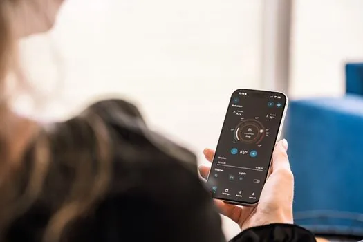 Gemini app activity and privacy controls shown on smartphone settings screen in Korean home office