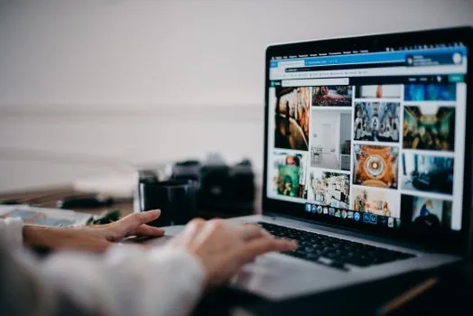 Gmail inbox cleanup on laptop with large attachment search query and archive folder checklist, realistic editorial desk photo | Gmail 대용량 첨부메일을 검색어로 먼저 찾는 장면