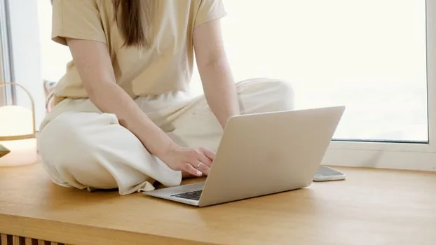 home Wi-Fi router and Windows 11 laptop troubleshooting internet connection at a bright desk, realistic technology photo no text | 공유기와 윈도우 11 노트북 인터넷 문제를 구분하는 장면