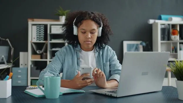 iPhone control center showing Wi-Fi Bluetooth and personal hotspot checks beside a Mac Wi-Fi network list, realistic home desk | Bluetooth와 개인용 핫스팟 상태를 함께 확인하는 장면