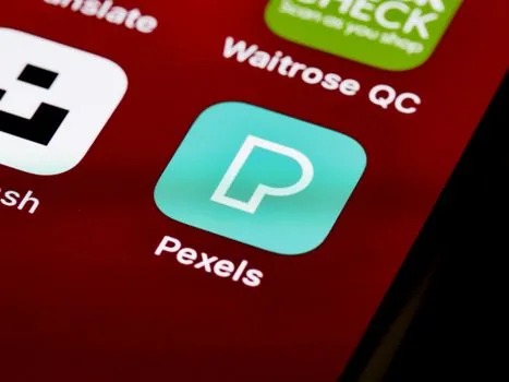 iPhone privacy settings screen with individual app permission toggles being reviewed by a Korean user, realistic close up, no brand logos | 아이폰에서 앱별 추적 권한 토글을 확인하는 장면