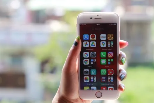 iPhone user long pressing app icon and checking Require Face ID quick action on home screen