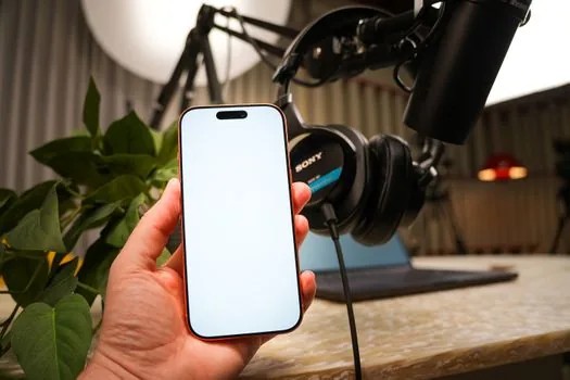 Korean iPhone user checking App Privacy Report with privacy dashboard on phone, calm desk scene, realistic tutorial photo | 아이폰 앱 개인 정보 보호 리포트를 확인하는 장면