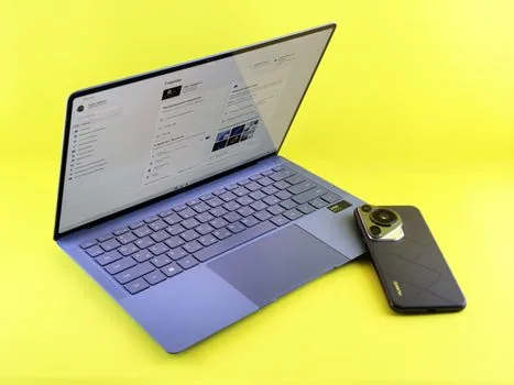 Korean laptop user adjusting Windows 11 touchpad cursor speed in Bluetooth devices settings, fingers on touchpad, bright workspace | 노트북 터치패드 커서 속도를 따로 조정하는 장면