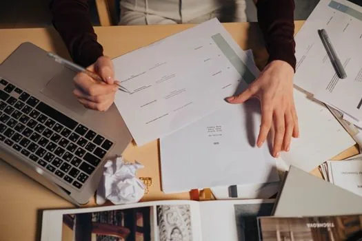 Korean user comparing overhead book scanner and flatbed scanner beside paper books, laptop showing OCR preview, bright desk, realistic tech review photo | 북스캔 장비와 OCR 미리보기를 함께 확인하는 장면