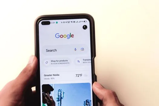 laptop and smartphone showing storage warning with email attachments and cloud folders on desk, realistic Korean tech editorial photo | Google 계정 저장용량 경고가 떴을 때 Gmail과 Drive를 함께 확인하는 장면
