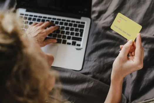 laptop buyer checking RAM upgrade slot and SSD storage label on product specification card