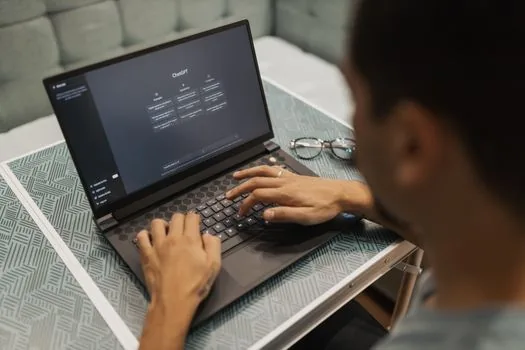 Laptop screen showing cloud region selector, AI model usage limits, and sustainability report tabs on tidy Korean work desk, realistic practical tech review photo | 클라우드 리전과 AI 사용량 제한을 비교하는 장면