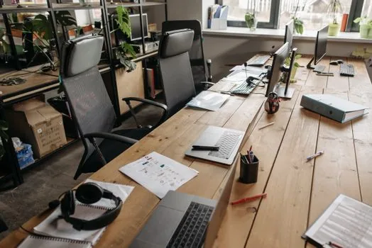 office laptop with Chrome blocked download message and IT security checklist on desk, realistic bright workplace technology photo | 회사 PC에서 다운로드 정책 차단 여부를 확인하는 장면