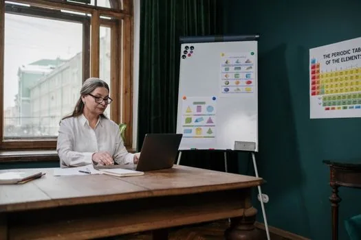 office worker scheduling Windows 11 restart time on laptop before presentation