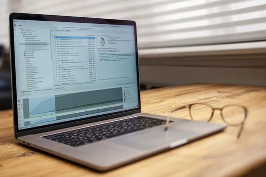 Realistic laptop browser showing official software download page with Windows and Mac choice, Korean desk setup, safe app installation guide photo | 카카오톡 PC버전 공식 다운로드 경로를 확인하는 장면