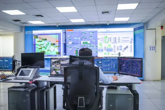 Realistic server room cooling pipes and water flow monitoring screen in Korean AI data center, practical technology documentary photo | 데이터센터 냉각 배관과 물 사용량 모니터를 확인하는 장면
