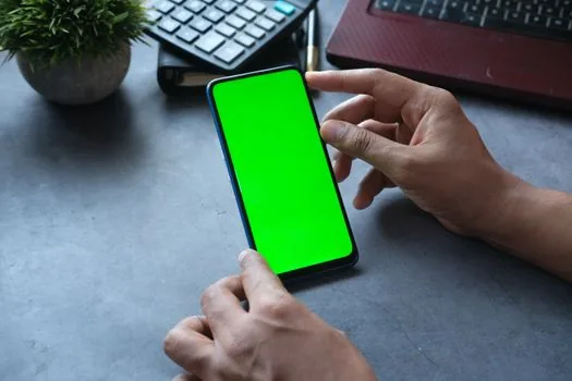 Samsung Galaxy phone on bright desk showing automation settings and quick panel toggles, user finger checking options, realistic Korean tech guide photo, no logos | 갤럭시 모드 및 루틴 확인 장면 | 자동으로 바뀌는 설정을 점검하는 스마트폰 사용 장면