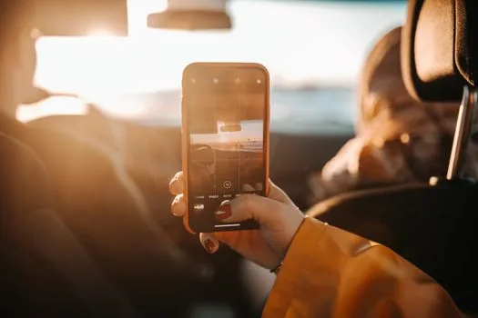 smartphone photo gallery backup review with videos selected and external drive nearby, bright realistic tech editorial photo | Google 포토 동영상 백업과 원본 보관 여부를 확인하는 장면