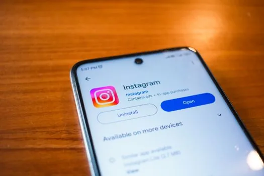smartphone showing Instagram privacy settings activity status toggle, realistic Korean desk tutorial photo