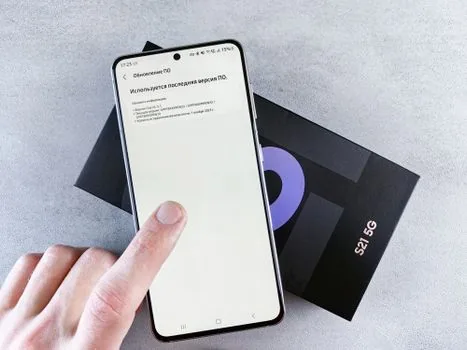 Threads privacy online status options on smartphone, user selecting no one, realistic tutorial scene