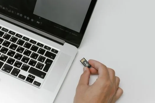 USB-C cable connecting Android phone to Windows laptop with file transfer window open