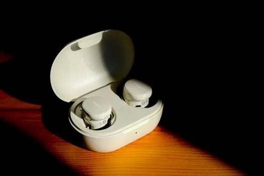 Windows 11 device manager Bluetooth adapter driver update beside wireless earbuds | 장치 관리자에서 Bluetooth 어댑터 드라이버를 확인하는 장면