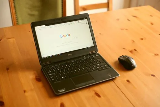 Windows 11 laptop showing command prompt and browser connection error on a clean Korean desk, realistic tutorial photo no fake text | 윈도우 11에서 명령 프롬프트와 사이트 접속 오류를 함께 확인하는 장면