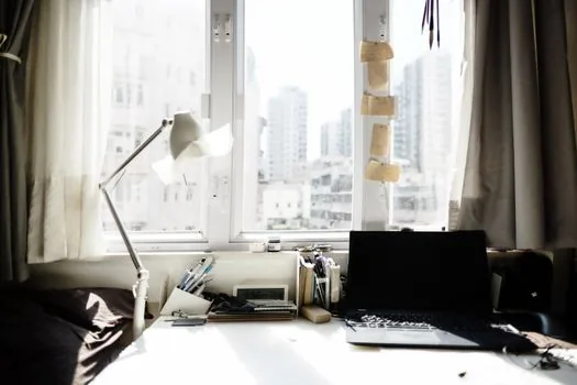 Windows 11 laptop showing language download prompt for live captions with Korean notes beside keyboard, clean bright office desk, realistic tutorial photo | 라이브 캡션 언어 파일 다운로드를 확인하는 장면