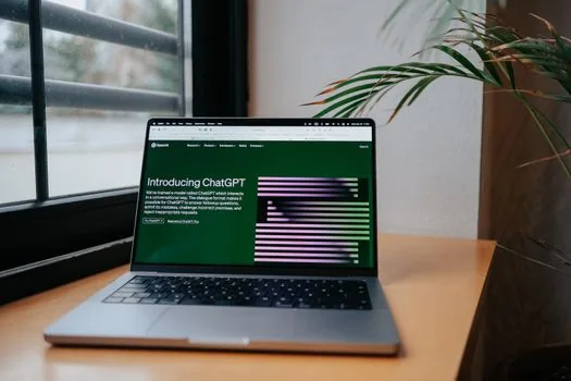 Windows 11 laptop showing Windows Update pause calendar on a clean Korean home office desk