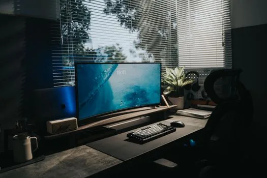 Windows 11 lock screen personalization settings with widgets turned off