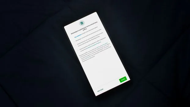 Windows Phone Link settings permissions screen concept with Android phone notification access checklist, realistic Korean workspace, no readable private data | 휴대폰 권한과 동기화 설정을 확인하는 장면