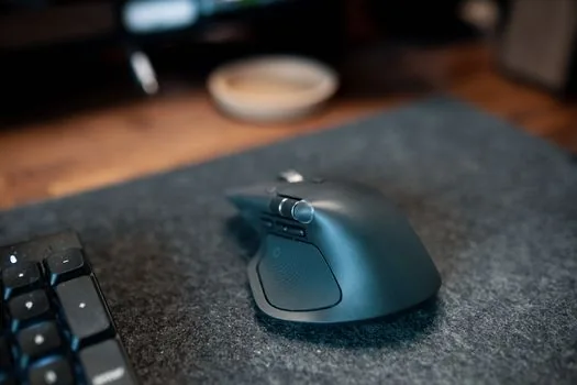 wireless mouse DPI button and Windows 11 laptop pointer speed settings on desk, user comparing mouse and touchpad sensitivity | 외장 마우스 DPI 버튼과 Windows 설정값을 함께 확인하는 장면