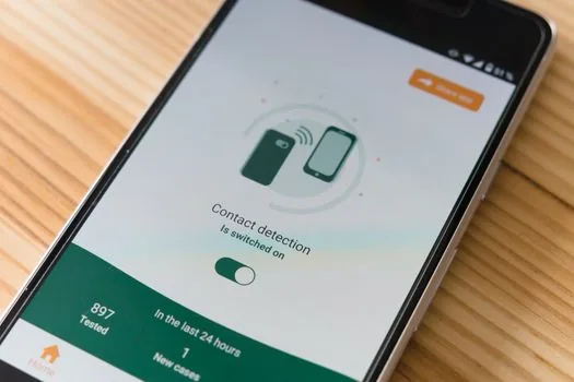 Android notification history list showing recently dismissed and last 24 hours sections on smartphone, clean realistic setup | 최근 닫은 알림과 지난 24시간 알림을 구분해 보는 장면