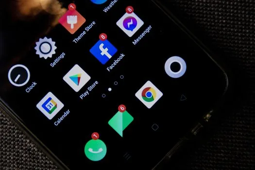 Android phone settings showing Notifications and Notification history toggle on, realistic Korean desk photo | Android 설정에서 알림 기록을 켜는 장면