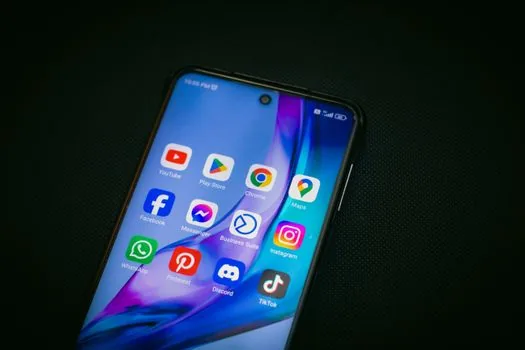 Android phone troubleshooting screen with storage warning and app update checklist, realistic Korean desk | 반복 재부팅 원인을 저장공간과 앱 업데이트로 점검하는 장면