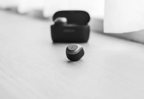Device Manager Bluetooth adapter driver update on Windows 11 laptop with earbuds nearby | 장치 관리자에서 블루투스 어댑터 드라이버를 확인하는 장면