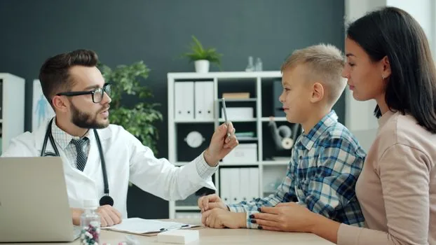 Family checking emergency contacts and medical info on Galaxy phone without exposing private data, warm indoor desk scene | 갤럭시 긴급 연락처와 의료정보 공개 범위를 확인하는 장면