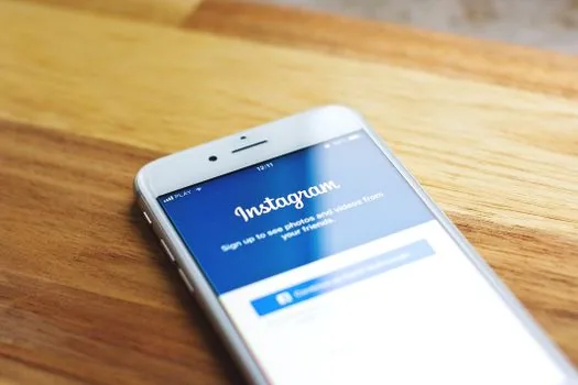 Instagram tags and mentions approval settings on smartphone in Korean user's hand, realistic editorial close-up | 인스타 태그와 멘션 허용 대상을 확인하는 장면