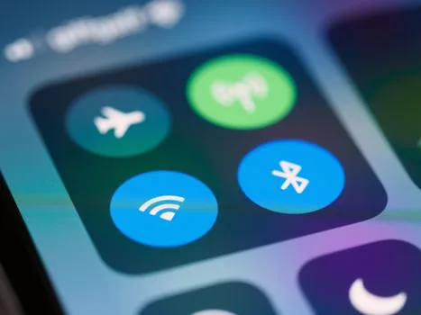 iPhone focus mode allowed apps screen next to notification summary screen, user comparing settings, realistic desk photo | 알림 요약과 집중 모드 허용 앱을 나눠 확인하는 장면