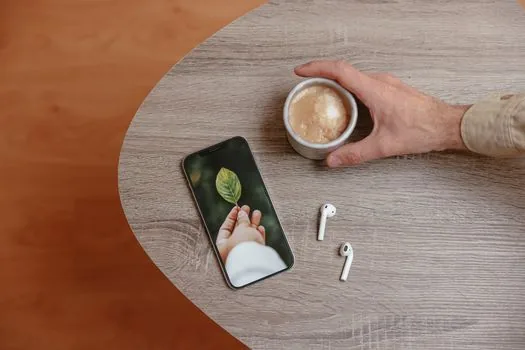 iPhone Messages filtering settings with Unknown Senders folder visible, realistic hand holding phone on desk | 알 수 없는 발신자 필터를 켜고 필터함을 확인하는 장면