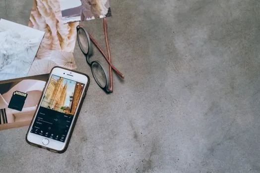 iPhone Photos app editing a Live Photo into still photo, clean desk with photo backup checklist | 아이폰 사진 앱에서 Live Photo를 정지 사진처럼 편집하는 장면