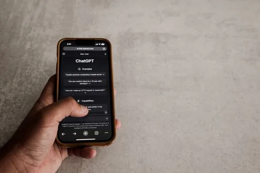 iPhone spam text with delete and report junk option, no real phone number, realistic privacy safety scene | 정크 신고와 발신자 차단을 구분하는 장면